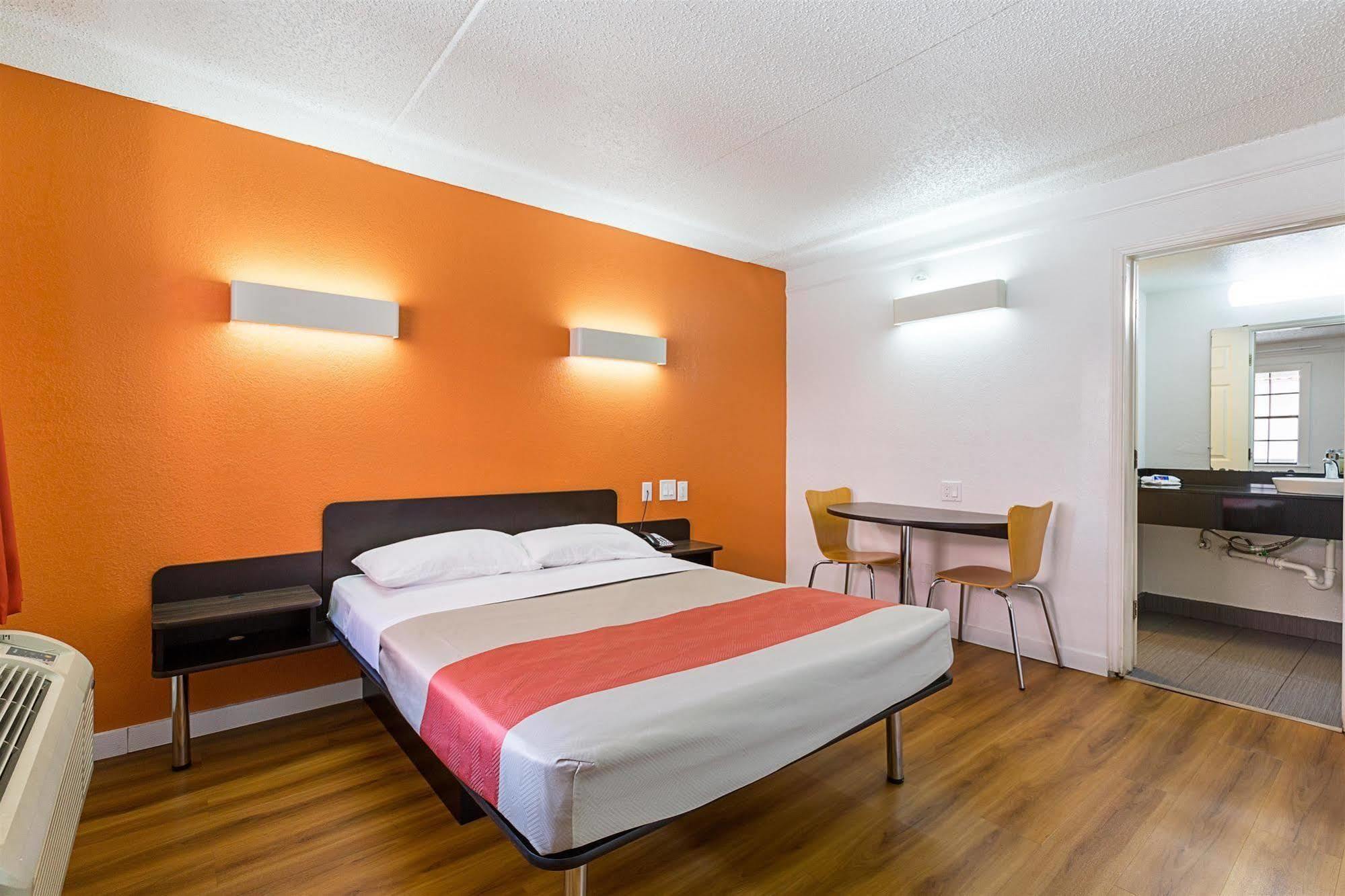 Motel 6-Dallas, Tx - Market Center Extérieur photo